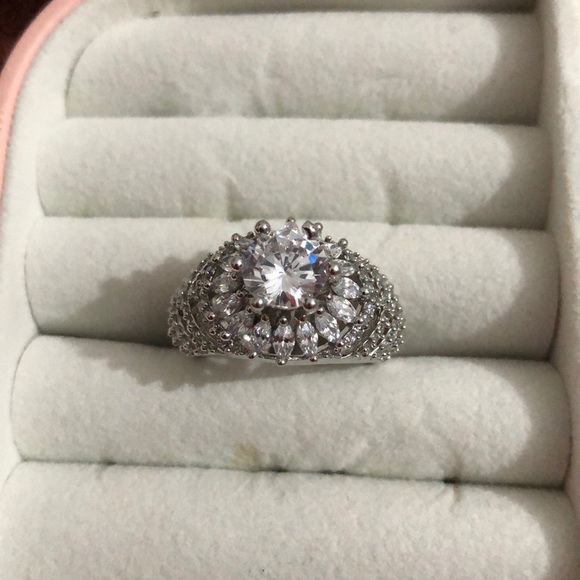 Gorgeous cocktail ring by the brand noorisa in silver shade.